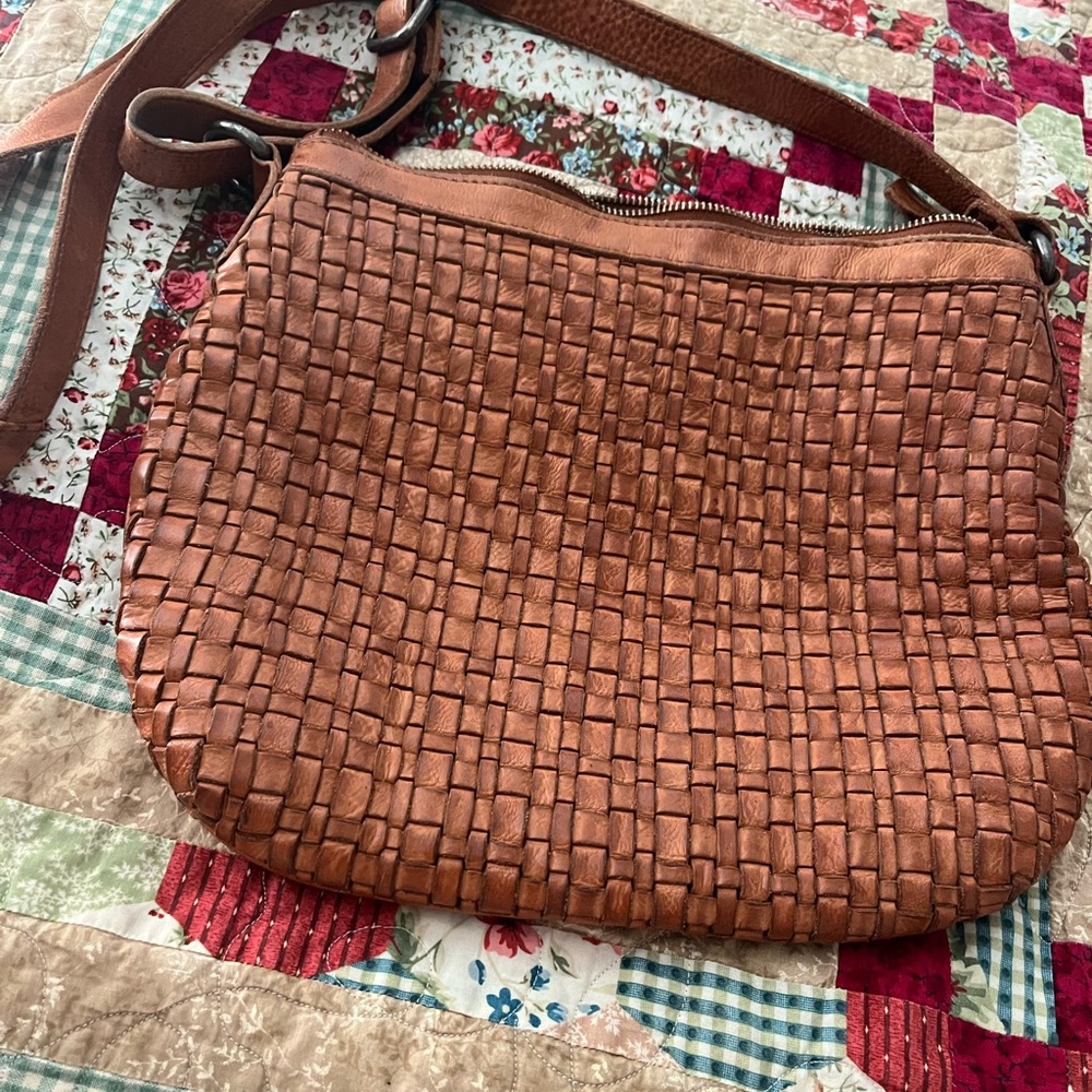 Elegant Woven Leather Crossbody Bag